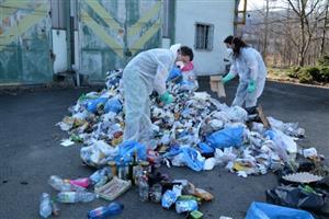 Ve sběrném dvoře proběhla před týdnem analýza odpadů. Pracovníci INCIENu detailně zkoumali odpady ze sídliště a od rodinných domků.
FOTO: DANA HOĎÁKOVÁ