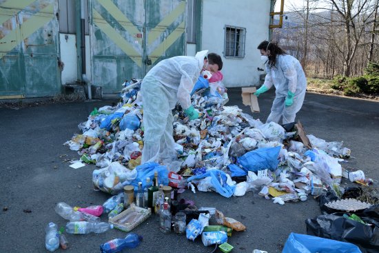Ve sběrném dvoře proběhla před týdnem analýza odpadů. Pracovníci INCIENu detailně zkoumali odpady ze sídliště a od rodinných domků.
FOTO: DANA HOĎÁKOVÁ