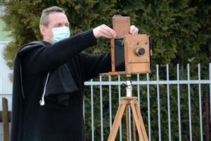 Dalibor Kvita pořizuje snímky kopřivnických stromů archaickým dřevěným fotoaparátem na černobílé negativy ve formátu 13 × 18 centimetrů.
FOTO: DAVID MACHÁČEK