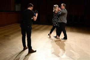 V dalších dvou videolekcích naučí manželé Syrkovi zájemce základům foxtrotu a latinsko-amerického tance cha-cha.
FOTO: DAVID MACHÁČEK