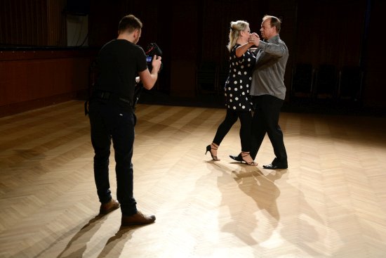 V dalších dvou videolekcích naučí manželé Syrkovi zájemce základům foxtrotu a latinsko-amerického tance cha-cha.
FOTO: DAVID MACHÁČEK