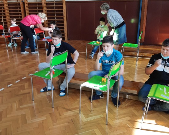 První úkol, který museli žáci prvního stupně základních škol po návratu k prezenční výuce zvládnout, bylo antigenní samotestování.
FOTO: JANA NENIČKOVÁ