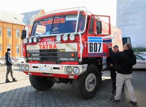 Dakarský speciál Tatry, který v roce 1988 triumfoval na 10. ročníku slavné rallye, převezla do nového muzea původní posádka s Karlem Lopraisem za volantem.
FOTO: M. BORTLOVÁ