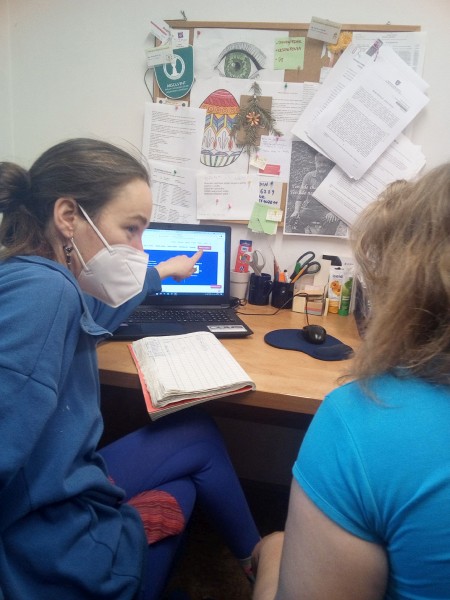 Pracovníci centra Racek nabízejí klientům pomoc s vyplněním dotazníku Sčítání lidu.
FOTO: MICHAL RAŠKA