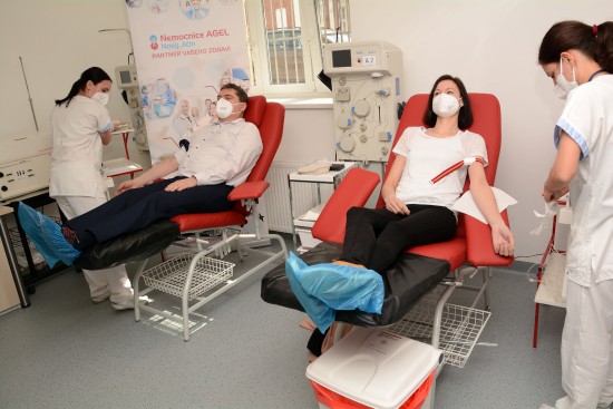 Zástupci kopřivnické radnice v čele s místostarostou René Lakomým se zapojili do kampaně, jejímž cílem je získat nové dárce krve.
FOTO: DAVID MACHÁČEK