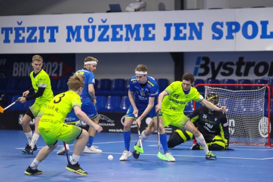 Ve čtvrtfinále Superligy se kromě dalších kopřivnických odchovanců střetli také Martin Nehera (zcela vlevo) na straně Vítkovic a Dominik Eichner (s čelenkou vlevo) s Lukášem Herblichem (s čelenkou vpravo) v dresu FBC Ostrava.
FOTO: JOSEF MIKULA