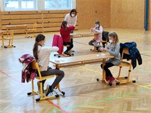 První týden antigenního testování v místních školách neodhalil ani jediného nakaženého. Proceduru bez větších problémů zvládali i nejmenší školáci.
FOTO: DAVID MACHÁČEK