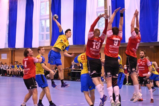 Jan Polcar (s míčem) se dvěma brankami podílel na remíze s Jičínem, které Kopřivnice dosáhla doma v prvním utkání o konečné umístění.
FOTO: KRISTINA ČABLOVÁ