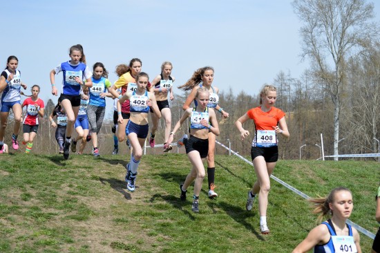 Na mistrovství ČR v krosu kategorie starších žákyň obsadily atletky AK EZ Vanda Křížková (č. 448) sedmé a Lucie Šenkeříková (č. 411, vedle čísla 408) deváté místo.
FOTO: JOSEF JANDA, TÝDENÍK TÁBORSKO, WWW.JCTED.CZ