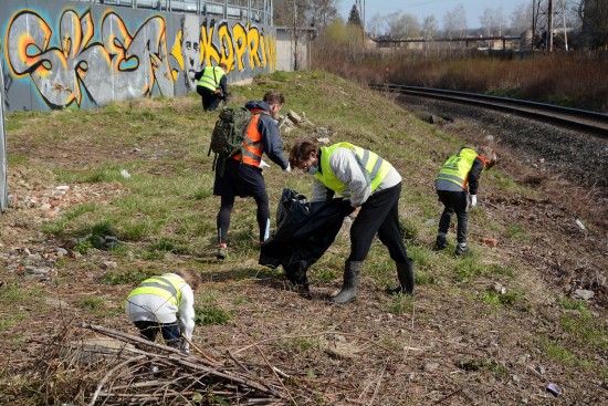 Jedním z míst, které dobrovolníci minulou sobotu vyčistili od odpadků, bylo okolí železniční trati za supermarketem Kaufland. Celkem se úklidové akce za slunného počasí zúčastnilo na 70 lidí.
FOTO: DAVID MACHÁČEK