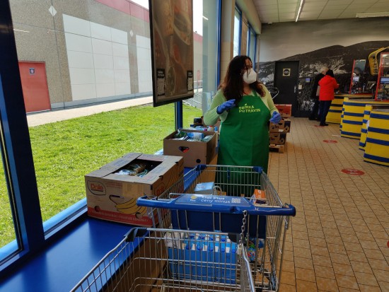 Poprvé se letos jarní Potravinová sbírka uskutečnila i v Lidlu. Díky zapojení tří místních supermarketů bylo nasbíráno rekordních 1,5 tuny zboží, které pomůže potřebným.
FOTO: D. MACHÁČEK