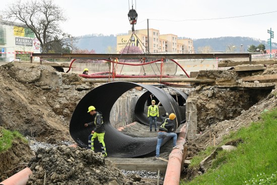 V rámci výměny zatrubnění Kopřivničky byly na místo usazeny první části tubosideru, kterým bude nejpozději letos na podzim potok protékat v úseku od hotelu Tatra po ZŠ Milady Horákové.
FOTO: DAVID MACHÁČEK
