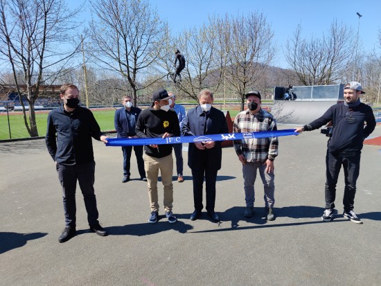 Skatepark po rekonstrukci otevřeli symbolickým přestřižením pásky starosta Kopřivnice Miroslav Kopečný (uprostřed), Jan Pavliska ze spolku Fun Box a Jan Jílek (vlevo) z realizační firmy JF Construction.
FOTO: DAVID MACHÁČEK