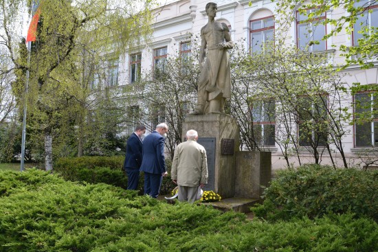 Už druhá připomínka osvobození Kopřivnice v řadě se musela kvůli pandemii obejít bez široké veřejnosti. Pietní vzpomínka se uskutečnila 6. května.
FOTO: DANA HOĎÁKOVÁ