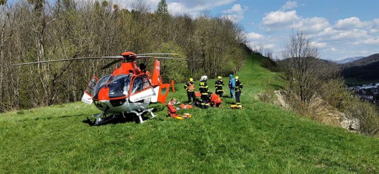 Seniorku, která se zranila při procházce nepřístupným terénem na Kotouči, musel do nemocnice transportovat vrtulník.
FOTO: ZZSMSK