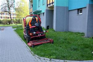 V závěru dubna začalo Slumeko se sečením travních ploch ve městě. V centru a u dětských hřišť se podle harmonogramu bude sekat pětkrát za sezonu.
FOTO: DANA HOĎÁKOVÁ