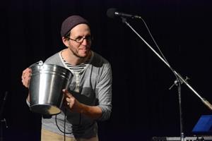 Tomáš Hubáček alias Tomáš Háček si libuje ve zvukových experimentech. Na prvním ročníku „Štramberského pyré“ například hrál na plechový kýbl.
FOTO: DAVID MACHÁČEK