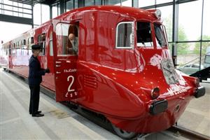 Renovovaný a plně provozuschopný železniční vůz M290.002 známější jako Slovenská strela je už týden zpět v Kopřivnici. Lidé vlak mohou zatím obdivovat pouze přes sklo výstavního depozitáře.
FOTO: DAVID MACHÁČEK