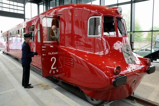 Renovovaný a plně provozuschopný železniční vůz M290.002 známější jako Slovenská strela je už týden zpět v Kopřivnici. Lidé vlak mohou zatím obdivovat pouze přes sklo výstavního depozitáře.
FOTO: DAVID MACHÁČEK