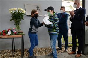 Děti ze speciální školy Motýlek minulý pátek pomohly s odhalením pamětní desky Dagmar Jančálkové.
FOTO: DAVID MACHÁČEK