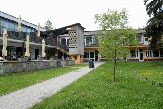 Rekonstrukce vnitřních rozvodů v multifunkčním objektu na ulici Školní se chýlí k závěru. Radnice už spřádá plány na opravu schodiště i úpravy okolních ploch.
FOTO: DAVID MACHÁČEK