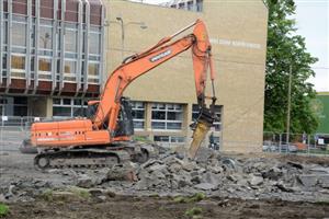 Část materiálu z demolicí se po recyklaci vrátí zpět do centra Kopřivnice. Odtěžená suť se bude zpracovávat na recyklačním dvoře umístěném za supermarketem Tesco.
FOTO: DAVID MACHÁČEK