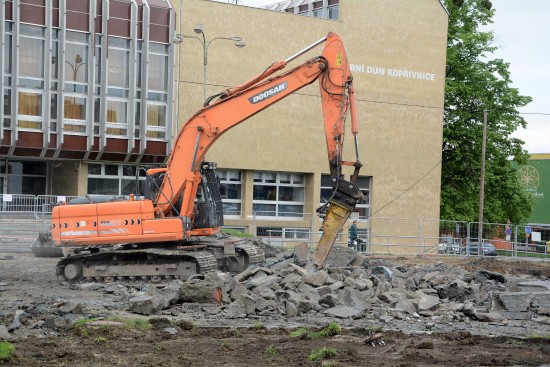 Část materiálu z demolicí se po recyklaci vrátí zpět do centra Kopřivnice. Odtěžená suť se bude zpracovávat na recyklačním dvoře umístěném za supermarketem Tesco.
FOTO: DAVID MACHÁČEK