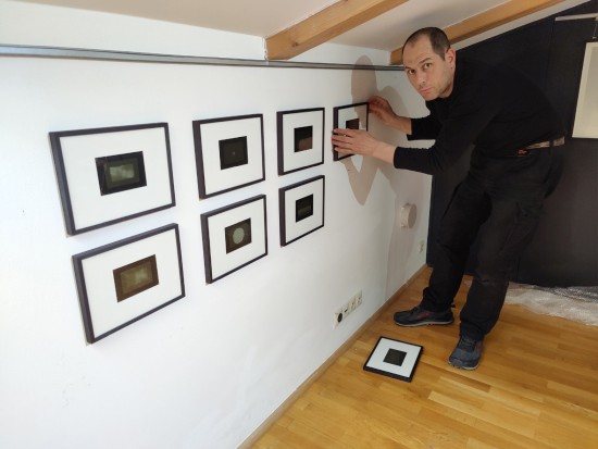 Ondřej Přibyl při instalaci fotogramů z cyklu Jednotliviny, které jsou součástí právě probíhající výstavy v prostorách Lašského muzea. 
FOTO: DAVID MACHÁČEK