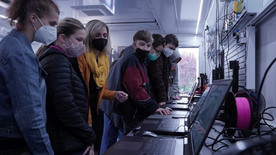 Žáci vyšších ročníků zdejší ZŠ F. Bayera si v mobilní technické učebně mohli vyzkoušet špičkové technologie včetně 3D tiskáren a virtuální reality.
FOTO: DAVID MACHÁČEK