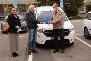 Kopřivnická Charita získala pro své terénní služby nový osobní automobil, jehož pořízení zaplatily desítky sponzorů.
FOTO: DAVID MACHÁČEK