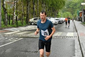 Milan Vinklárek z AK EZ Kopřivnice doběhl na Štramberské desítce celkově druhý, zvítězil však v kategorii mužů od 19 do 39 let.
FOTO: JIŘÍ HARAŠTA