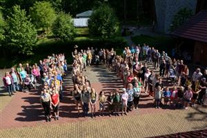 Současní a bývalí členové místních skautských oddílů společně s příznivci skautingu a jeho myšlenek minulou sobotu slavili sté výročí Junáka v Kopřivnici.
FOTO: DAVID MACHÁČEK