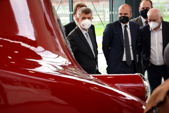 Premiér A. Babiš si v doprovodu majitelů a managementu Tatry prohlédl Slovenskou strelu, která jej z města odvezla.
FOTO: D. MACHÁČEK