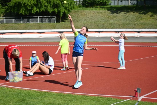 První velkou atletickou akcí pro mládež byl na zrekonstruovaném stadionu Emila Zátopka celorepublikový projekt Atleti spolu.
FOTO: KRISTINA ČABLOVÁ