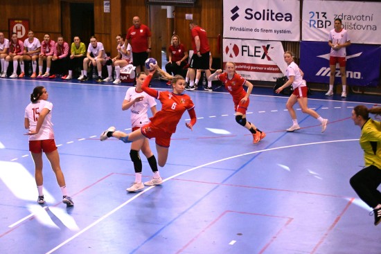V rámci přípravného kempu v Kopřivnici sehrály juniorky házenkářské reprezentace ČR dvě utkání proti Polsku, obě prohrály.
FOTO: KRISTINA ČABLOVÁ