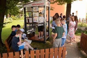 Knihobudka u ZŠ v Lubině už slouží čtenářům, kteří se rekrutují nejen z řad tamních žáků.
FOTO: DAVID MACHÁČEK