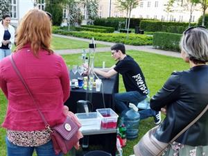 Součástí závěrečné konference projektu MAP v Piaristických zahradách v Příboře bylo i vystoupení Úžasného Divadla Fyziky.
FOTO: EVA KYTKOVÁ