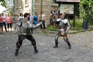 Součástí programu slavnostního znovuotevření Štramberské trúby byla i zinscenovaná šarvátka na prvním nádvoří v podání členů skupiny Allegros.
FOTO: DAVID MACHÁČEK