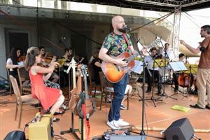 Nápad na společný koncert Pavla Helana a orchestru Nota ze ZUŠ Z. Buriana vznikl už vloni během první vlny pandemie. Nyní bylo jejich vystoupení v parku E. Beneše první po částečném rozvolnění kultury. 
FOTO: D. MACHÁČEK