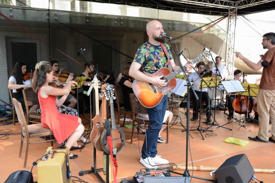 Nápad na společný koncert Pavla Helana a orchestru Nota ze ZUŠ Z. Buriana vznikl už vloni během první vlny pandemie. Nyní bylo jejich vystoupení v parku E. Beneše první po částečném rozvolnění kultury. 
FOTO: D. MACHÁČEK