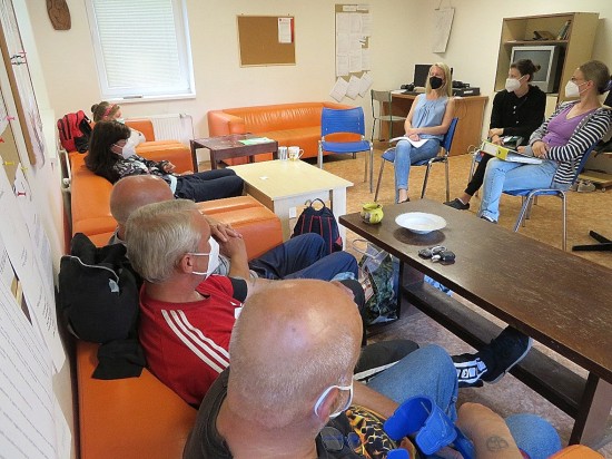 Uživatelé služeb Nízkoprahového denního centra Racek využili možnosti v rámci besedy získat informace o možnostech oddlužení.
FOTO: NC RACEK