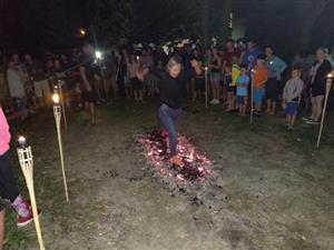 Přechod po žhavém uhlí si vyzkoušela celá řada účastníků sobotní akce, mnozí dokonce i několikrát.
FOTO: DAVID MACHÁČEK