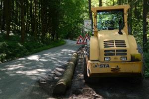 V minulém týdnu byla ukončena oprava zhruba kilometrové cesty od koupaliště na Janíkovo sedlo. Vzhledem k použité technologii by si na ní cyklisté měli dávat pozor.
FOTO: D. MACHÁČEK