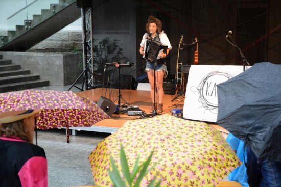 Poslední z letošních letních koncertů v parku začínal minulou neděli v prudkém dešti. Přesto zpěvačka Kaczi ani publikum společné setkání nepřerušily
FOTO: DAVID MACHÁČEK
