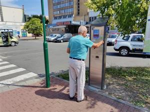 Parkovací automaty na ploše parkoviště u Alberta jsou již v provozu. Rezidenti z přilehlých ulic Kpt. Nálepky, Dukelské i Sokolovské mají na výměnu parkovacích karet čas už jen do konce měsíce.
FOTO: DAVID MACHÁČEK