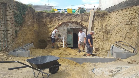 Lidé z Mniší pomohli tornádem zasaženým Mikulčicím nejen penězi, ale také nezištnou pomocí přímo na místě.
FOTO: FB OSVĚTOVÉ BESEDY MNIŠÍ