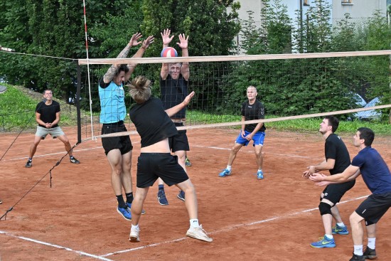 Mužstvo Kopr 6 (hráči na bloku) postoupili na turnaji pořádaném místním klubem do finálové skupiny a nakonec obsadili čtvrtou příčku.
FOTO: KRISTINA ČABLOVÁ
