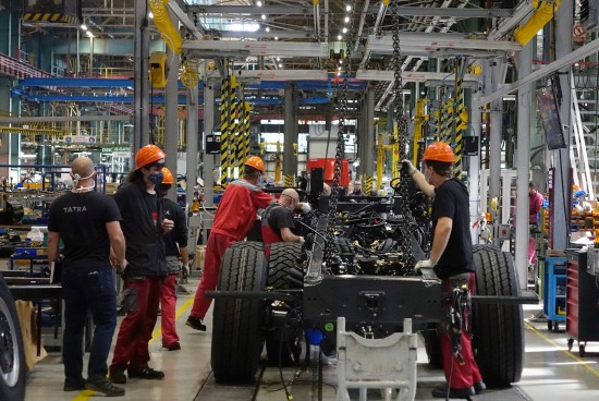 I přes problémy s dodávkami některých komponentů a materiálů Tatra Trucks zatím nemusela zastavit výrobu.
ILUSTRAČNÍ FOTO: TATRA TRUCKS