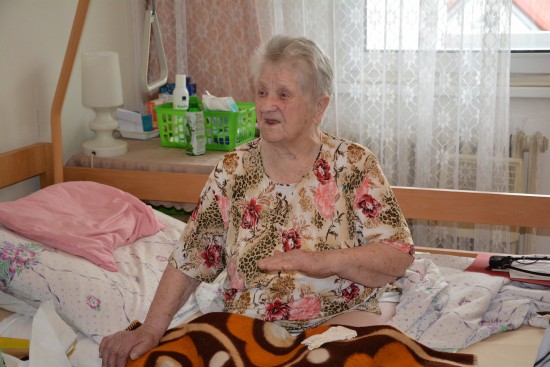 Paní Libuše Vašutová v minulém týdnu oslavila sté narozeniny. Poblahopřát jí za město přišli i zástupci radnice.
FOTO: DANA HOĎÁKOVÁ