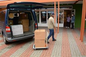 V rámci přípravy screeningového testování na školách rozvezli pracovníci radnice do škol ve městě a do okolních měst a obcí přes jedenáct tisíc antigenních testů.
FOTO: DAVID MACHÁČEK